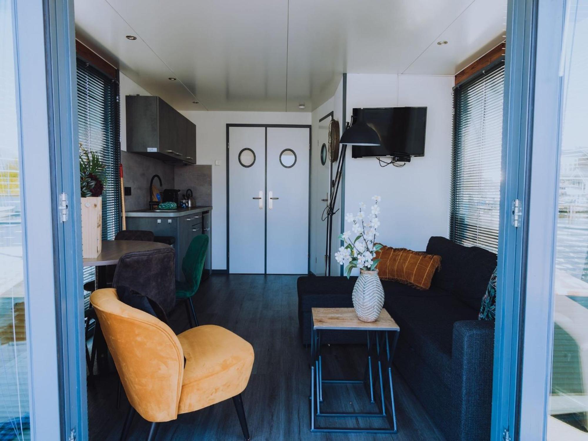 Modern Houseboat With Air Conditioning Located In Marina Uitgeest ภายนอก รูปภาพ