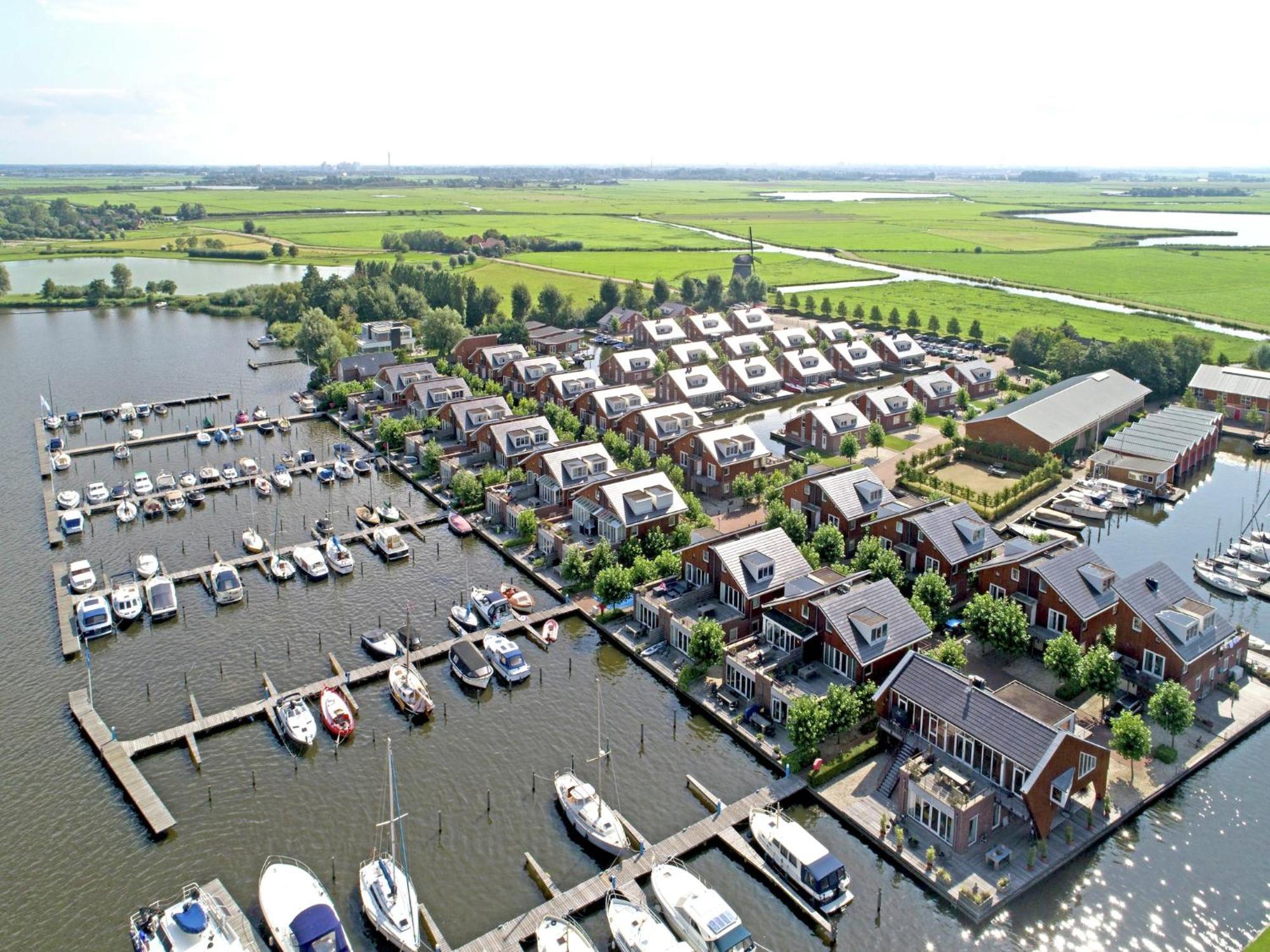 Modern Houseboat With Air Conditioning Located In Marina Uitgeest ภายนอก รูปภาพ