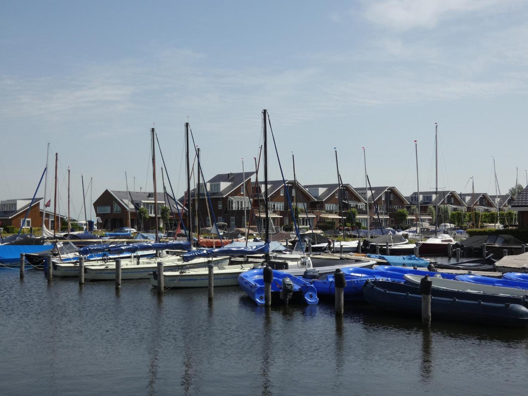Modern Houseboat With Air Conditioning Located In Marina Uitgeest ภายนอก รูปภาพ