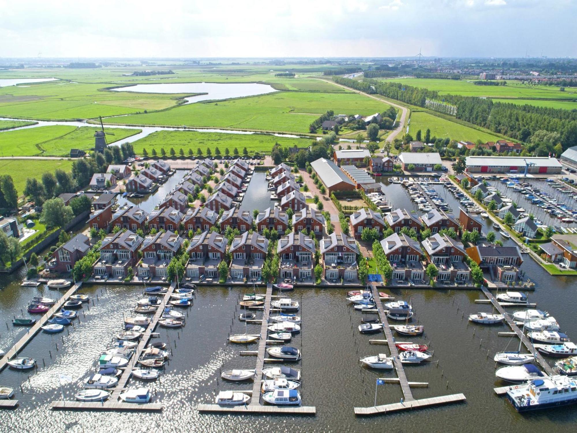 Modern Houseboat With Air Conditioning Located In Marina Uitgeest ภายนอก รูปภาพ
