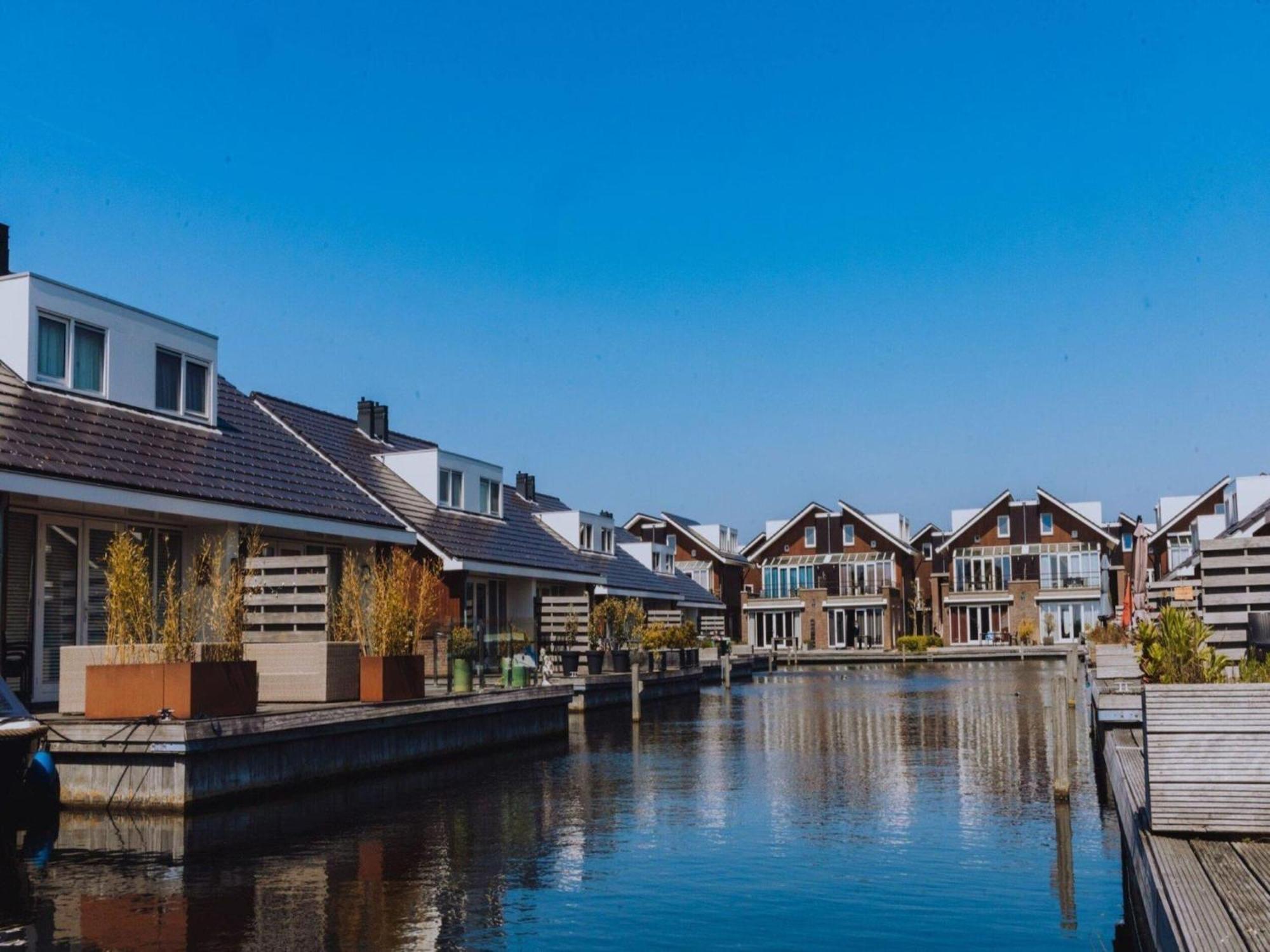 Modern Houseboat With Air Conditioning Located In Marina Uitgeest ภายนอก รูปภาพ